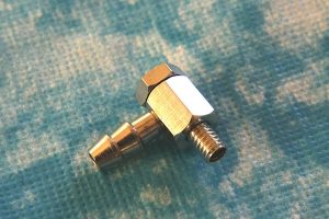 Drehbarer Anschlussnippel M4 - 90°