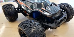 Team Magic E5 HX – Schwarz/Rot 1/10 Racing Monster Elektrisch - 4WD - RTR - Brushless - Wasserdicht